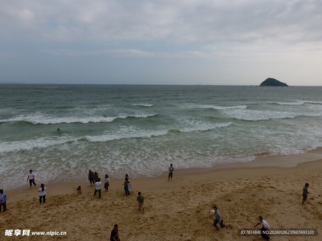 热闹海滩上的欢乐人群