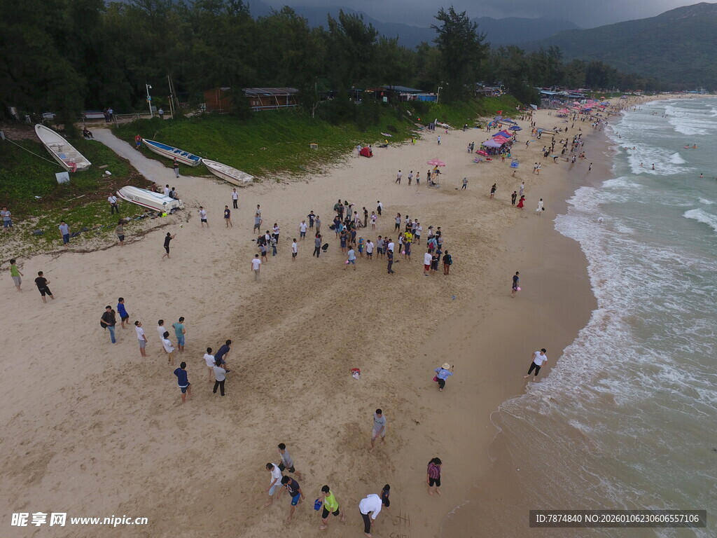 热闹的海滨沙滩游玩场景