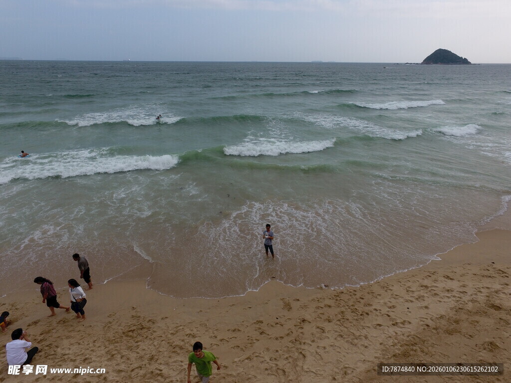 海边沙滩上的休闲时刻