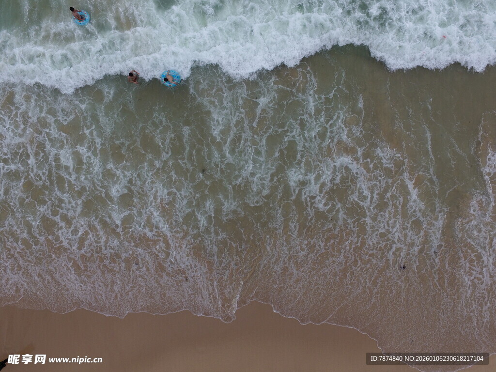 海浪拍打沙滩的美丽景象