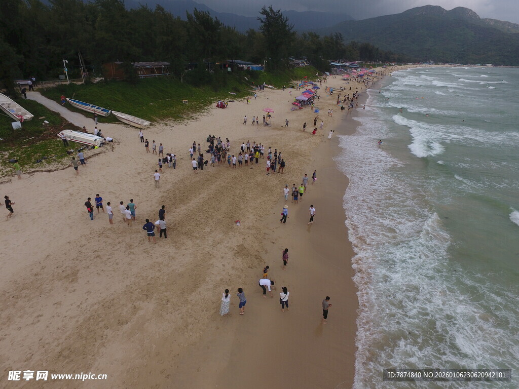热闹海滩上人潮涌动