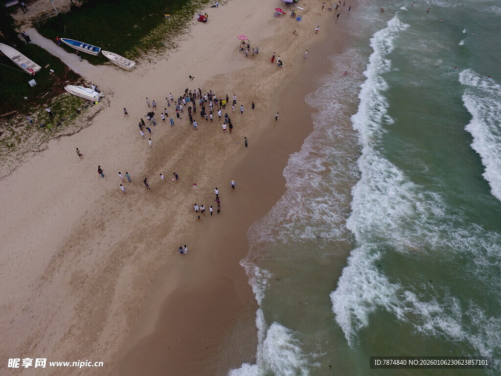 俯瞰热闹的沙滩景象