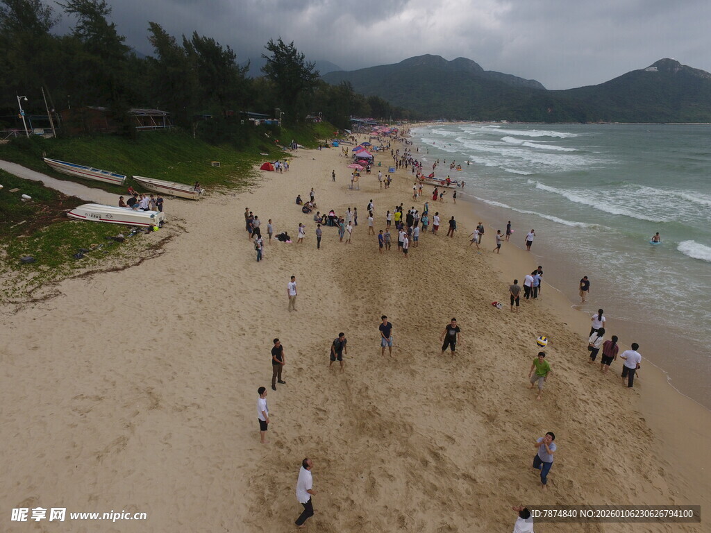 热闹的海滨沙滩场景