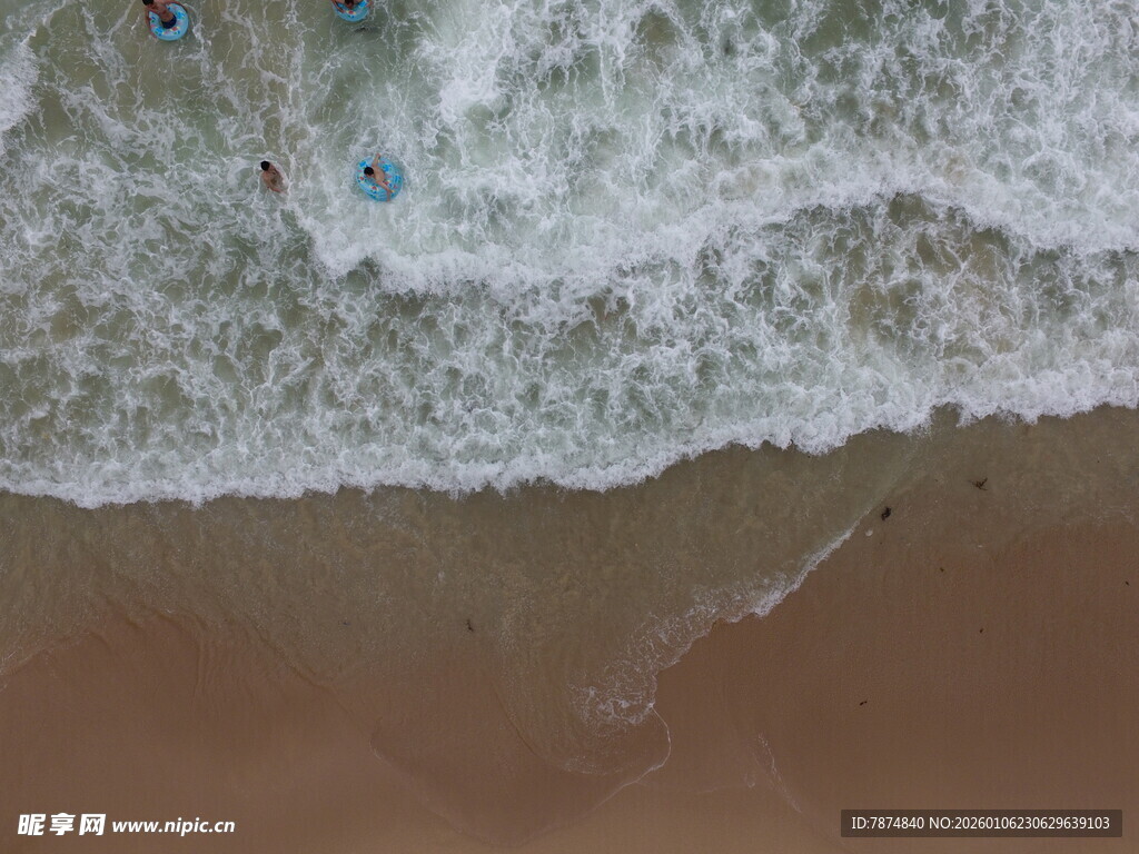 俯瞰海浪拍岸的沙滩