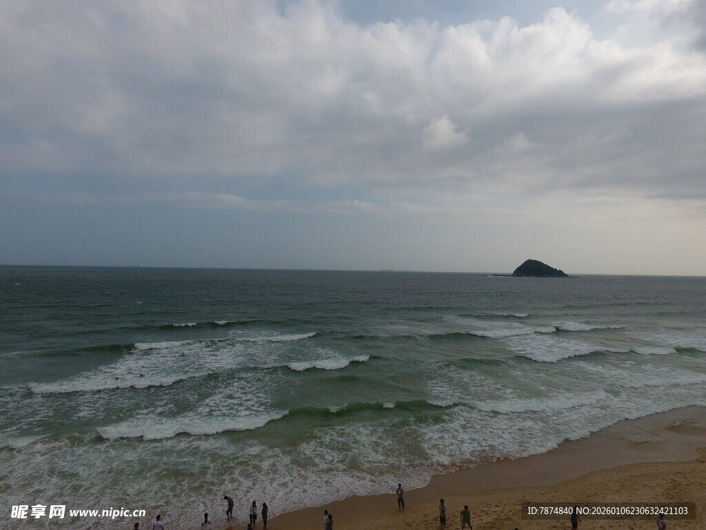 海边风景 海浪与远处礁石