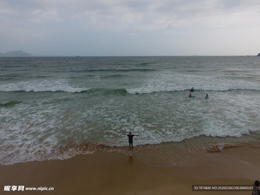 海边漫步的惬意瞬间