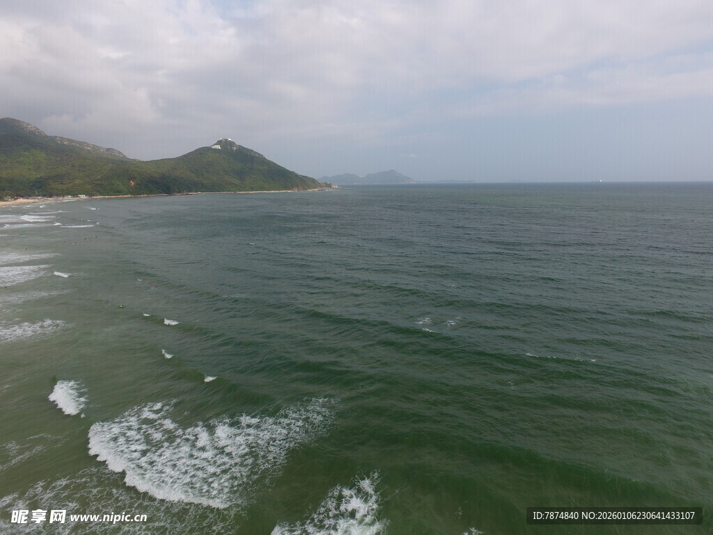 海边美景 海浪轻拍海岸线