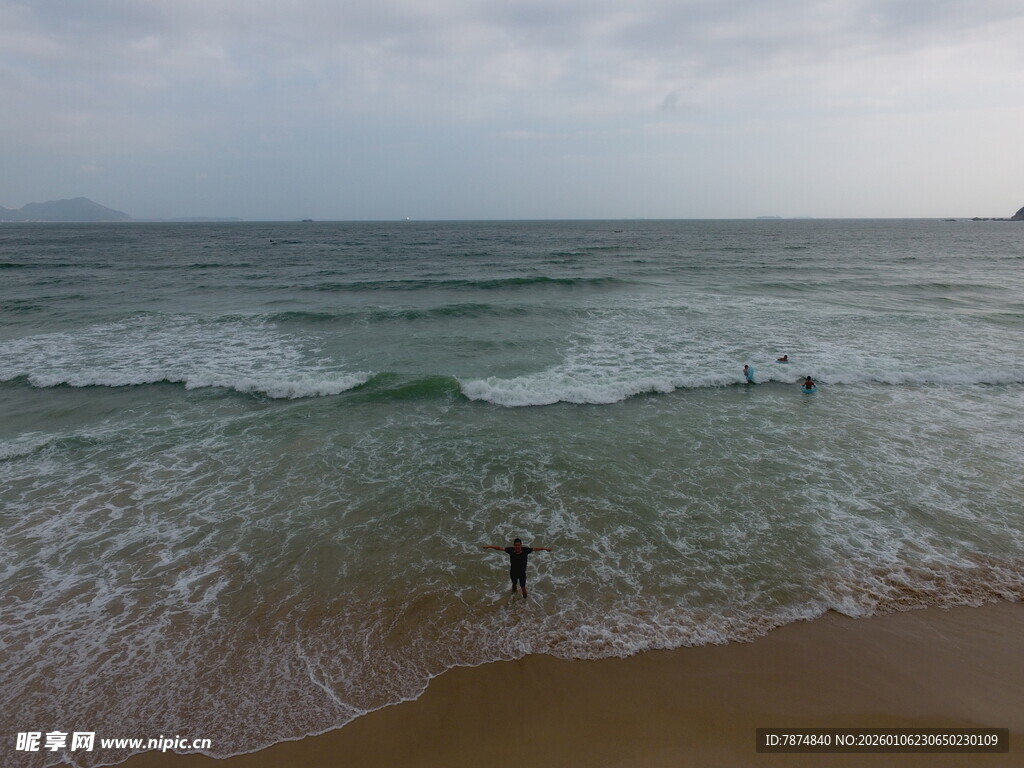 海边冲浪者的惬意时光