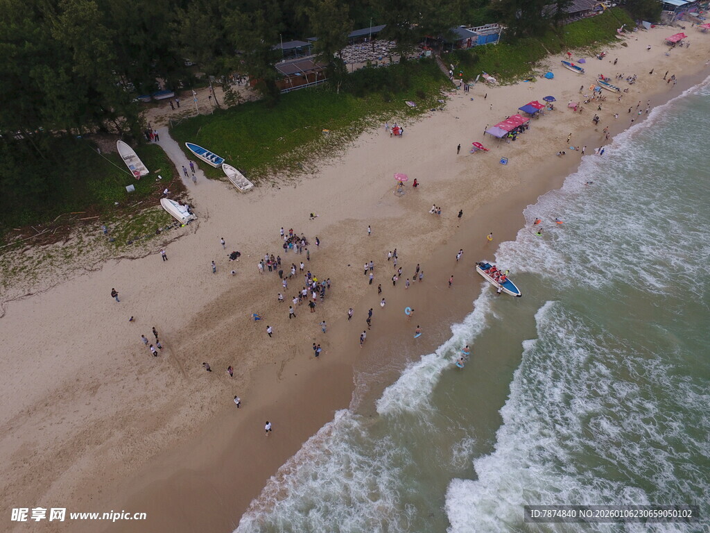 热闹海滩上的人群与海浪