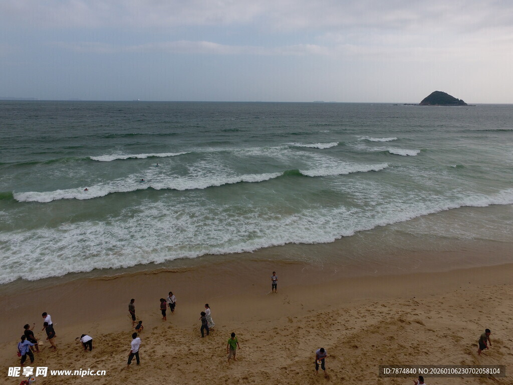 热闹海滩上的欢乐人群