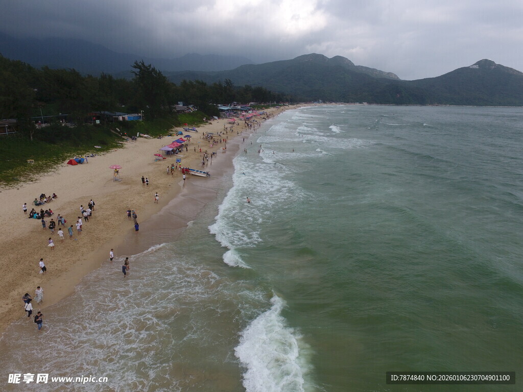 热闹海滩 海浪与游人共赏