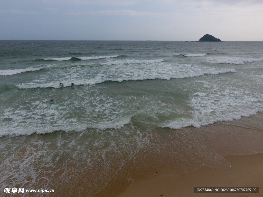 海边波浪与远处小岛景观