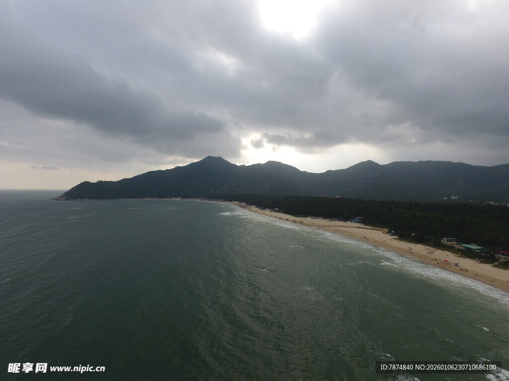 海岸风光远山与云海相伴