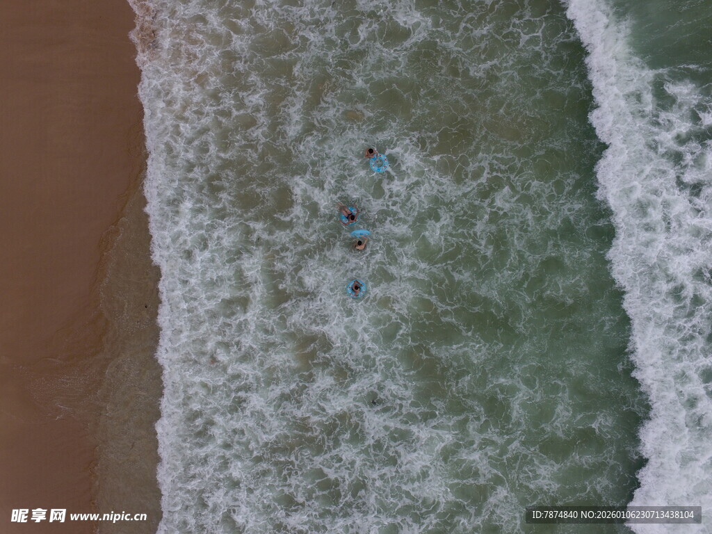 海浪拍岸的美丽瞬间