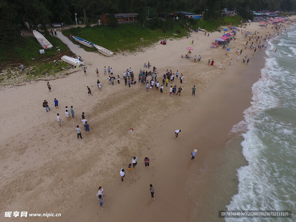 热闹海滩上的休闲人群