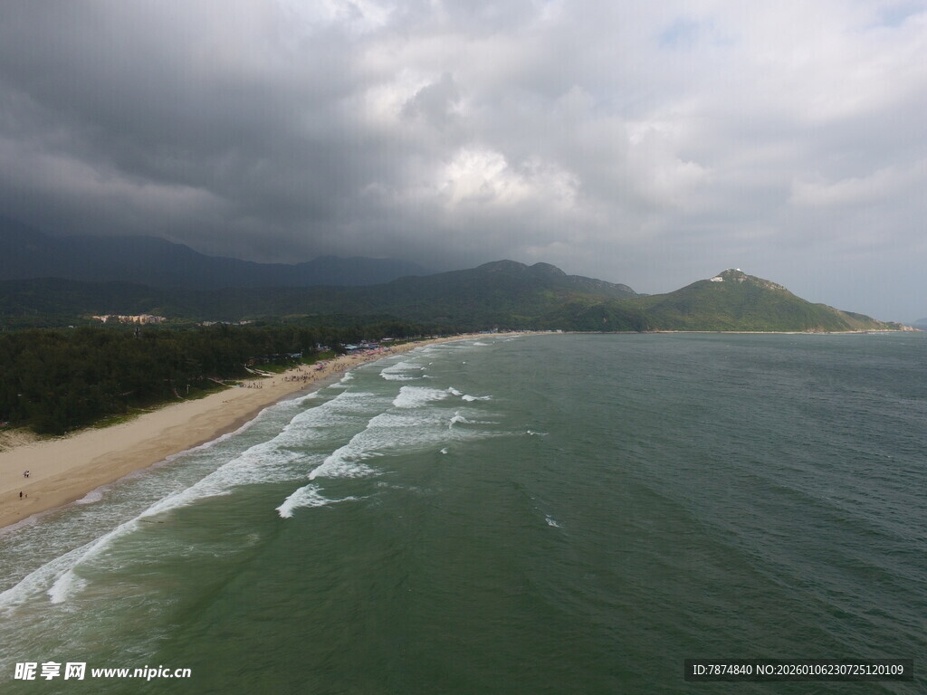 海边乌云密布的壮阔景象