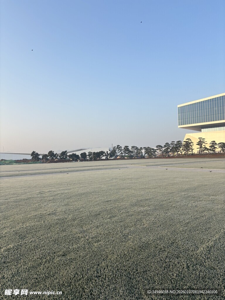 海滨空旷场地与现代建筑