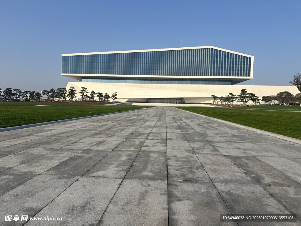 现代风格建筑前开阔广场