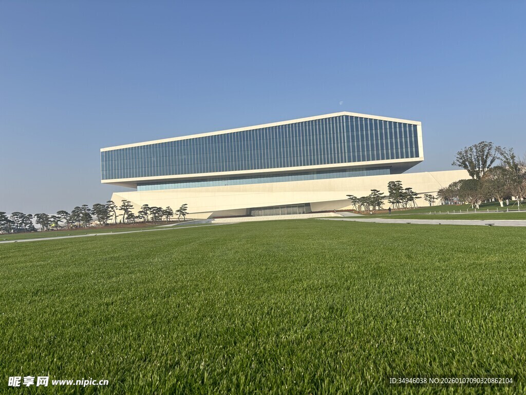 草原上的现代建筑