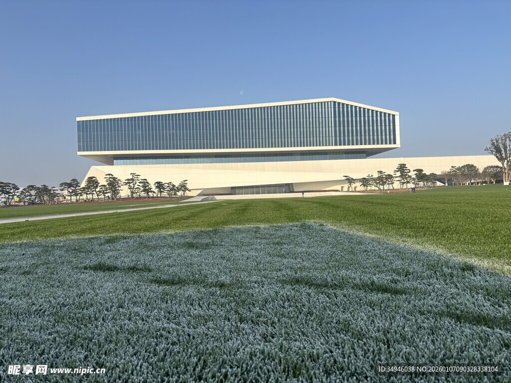 现代风格建筑与绿地景观