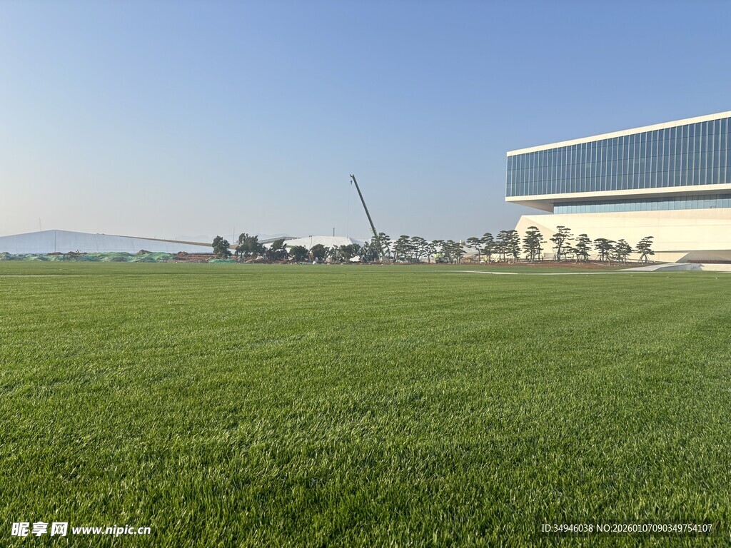 广阔绿草地旁的现代建筑