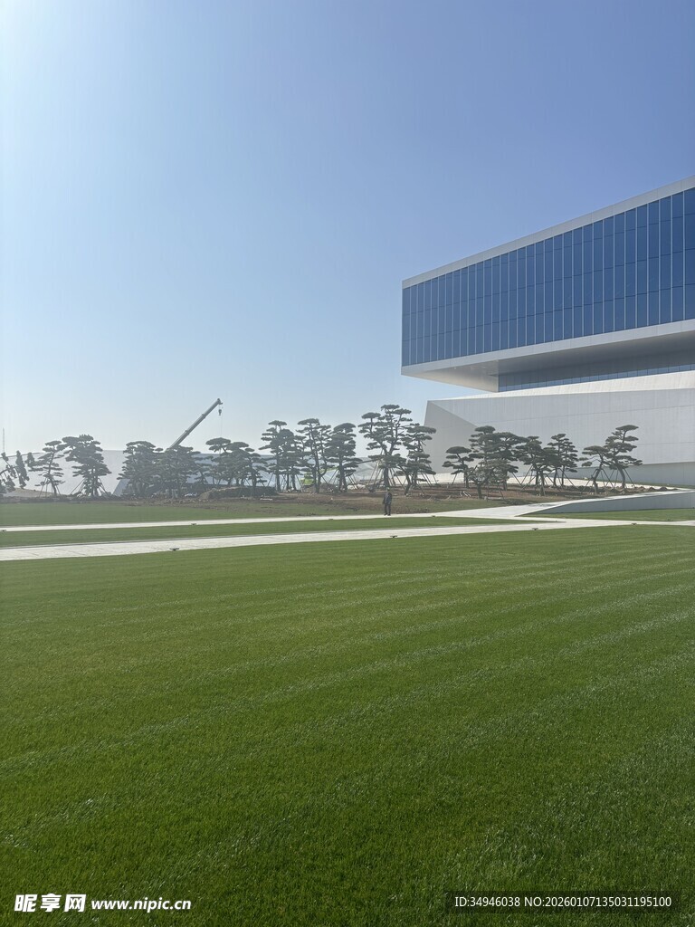 现代建筑旁的大片绿茵草地