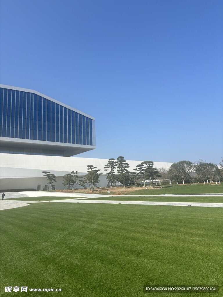 现代建筑旁的大片绿茵草地