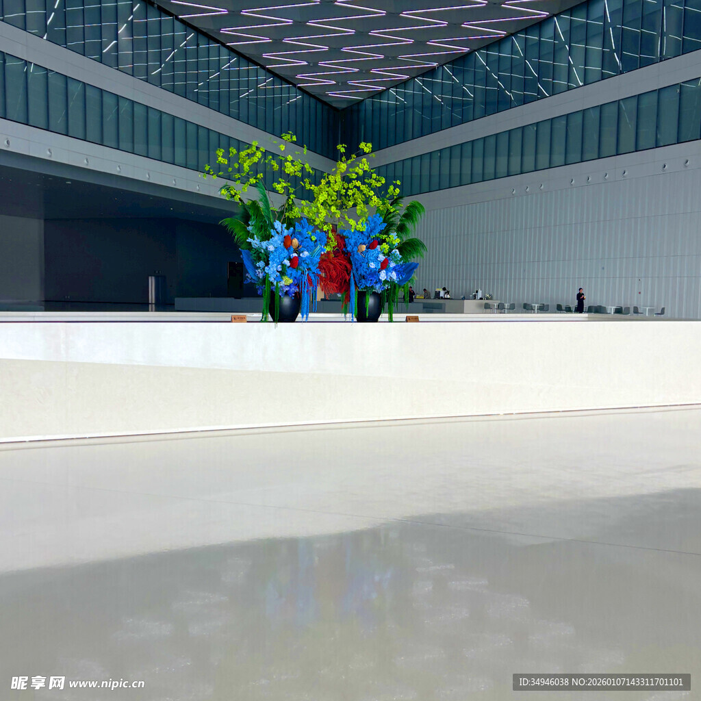 现代建筑前的多彩雕塑景观