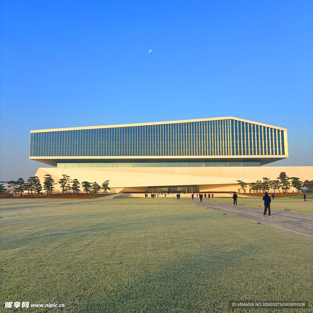 现代建筑前的开阔绿地