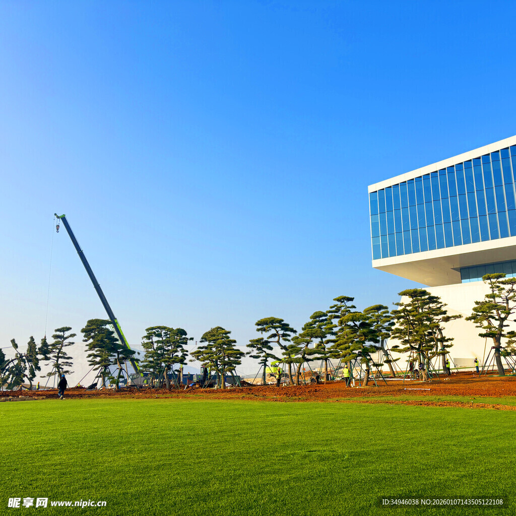 现代建筑旁的翠绿草坪