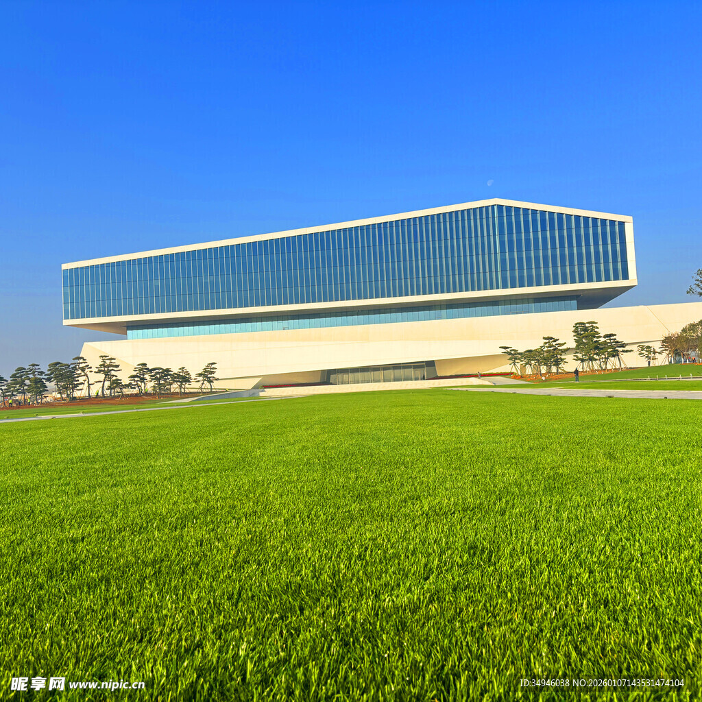 绿草如茵旁的现代建筑