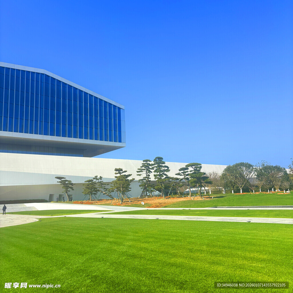 现代建筑旁的开阔绿茵地