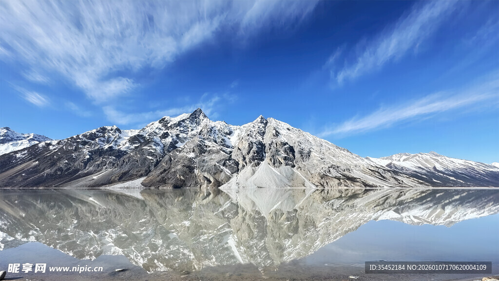 雪山湖泊