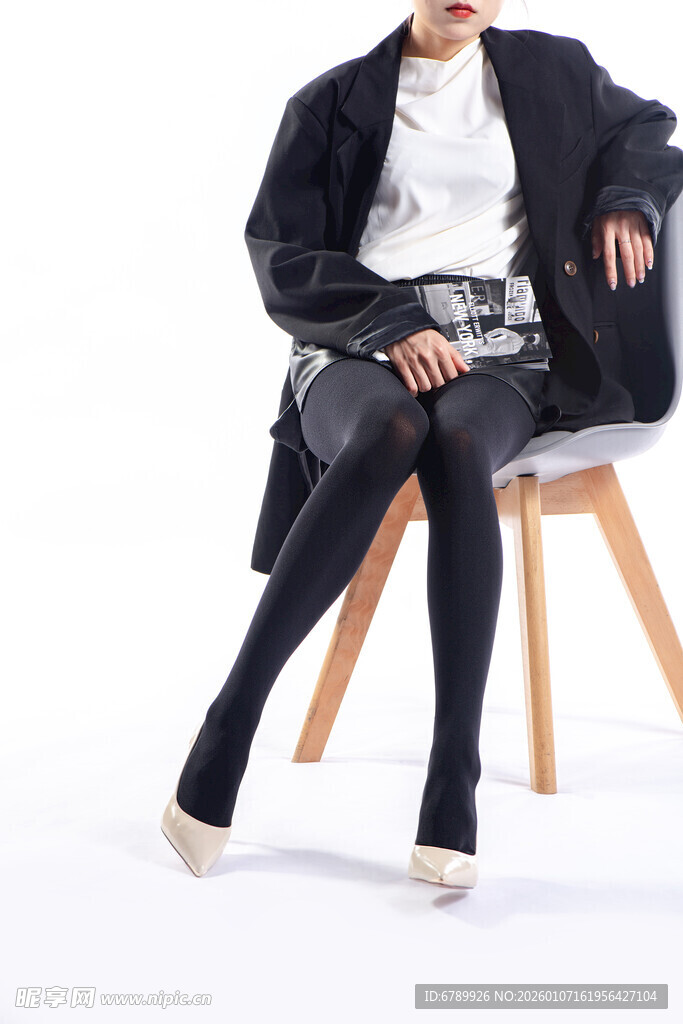 时尚女孩优雅坐姿穿搭展示