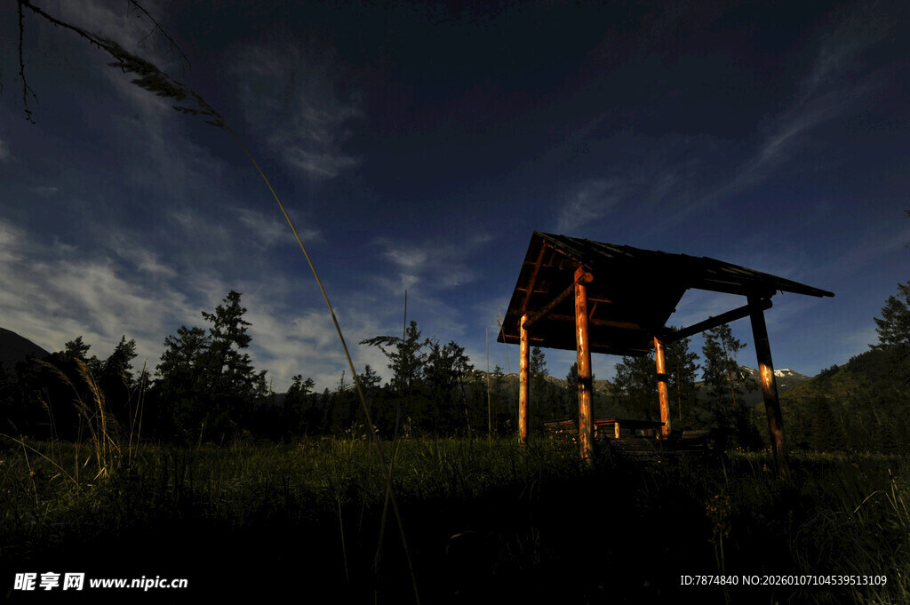 夜幕下的野外木质凉亭