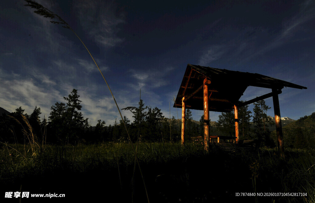 夜幕下的野外木质凉亭