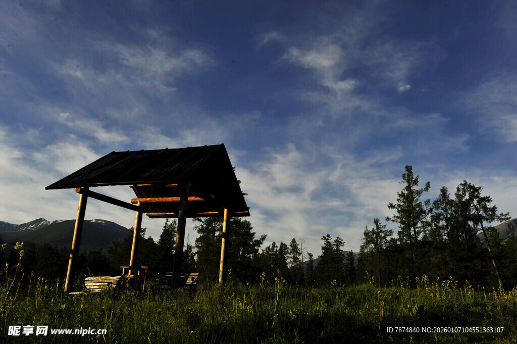 草原上的木质凉亭