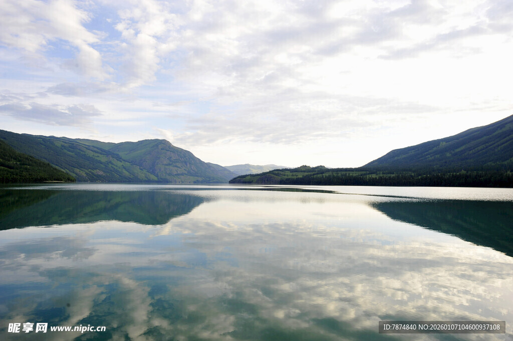 宁静山水湖景倒影画面