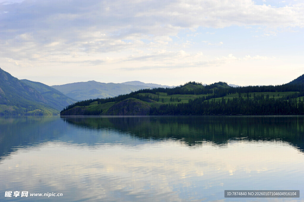 宁静山水湖景倒影如画