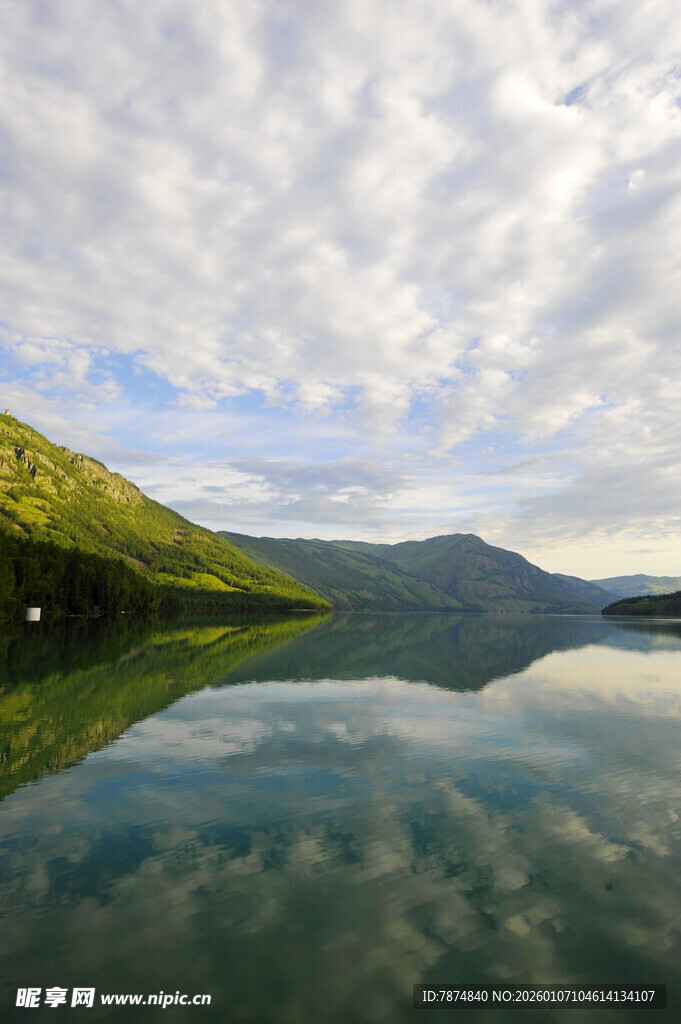 宁静山水湖景倒影如画