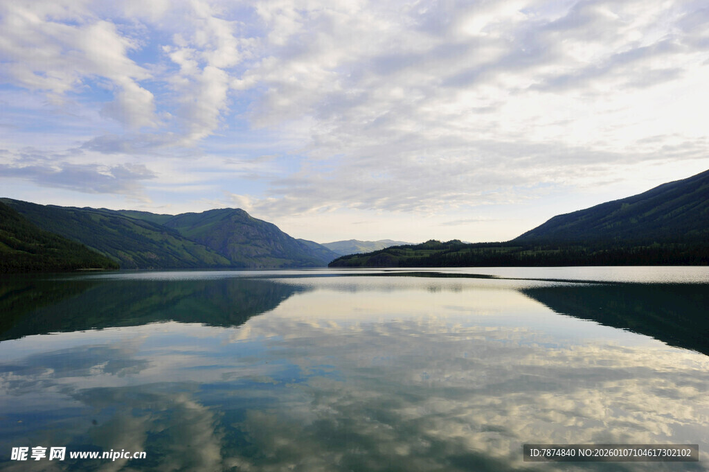 宁静山水湖景倒影画面