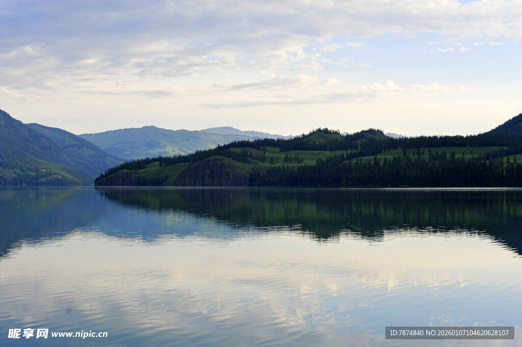 宁静山水湖景倒影图