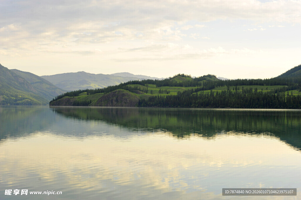 宁静湖景与山峦倒影