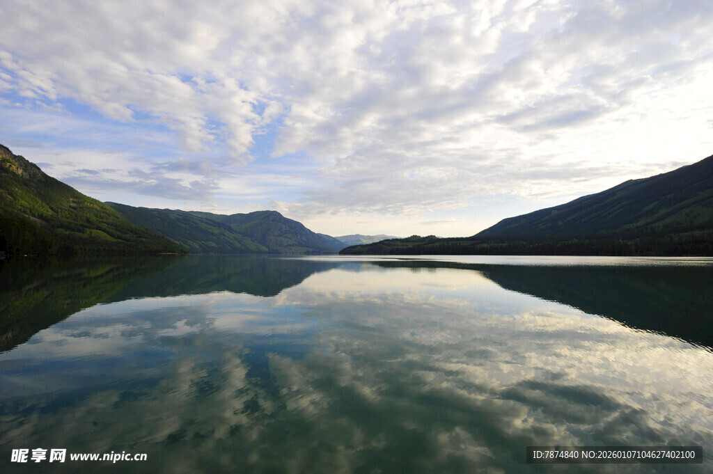 宁静山水湖景倒影如画