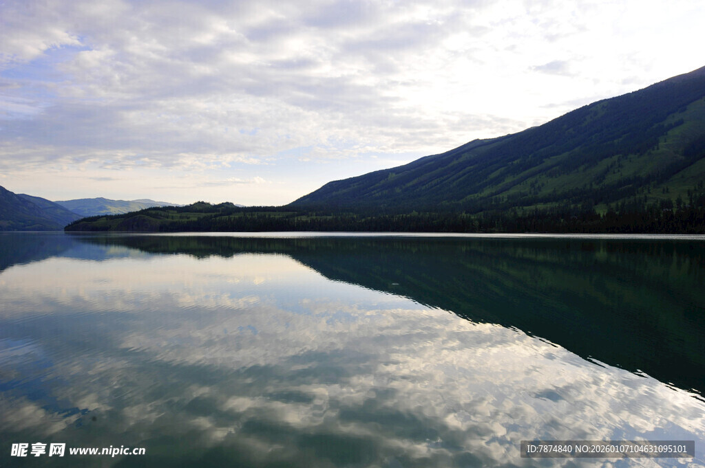宁静山水湖面倒影美景