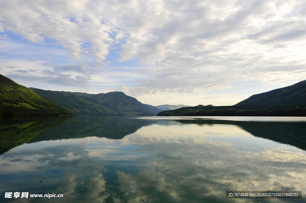 宁静山水湖景倒影画面