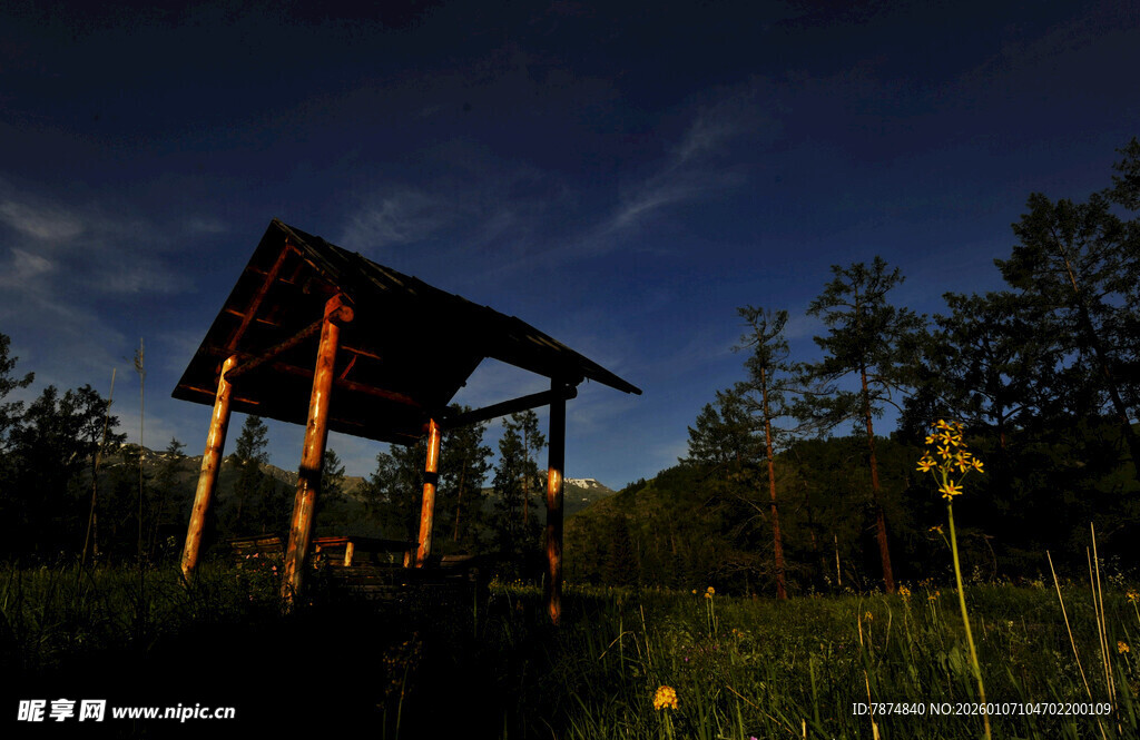 夜幕下的户外木质凉亭