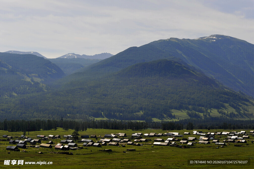山间绿野中的村落景观