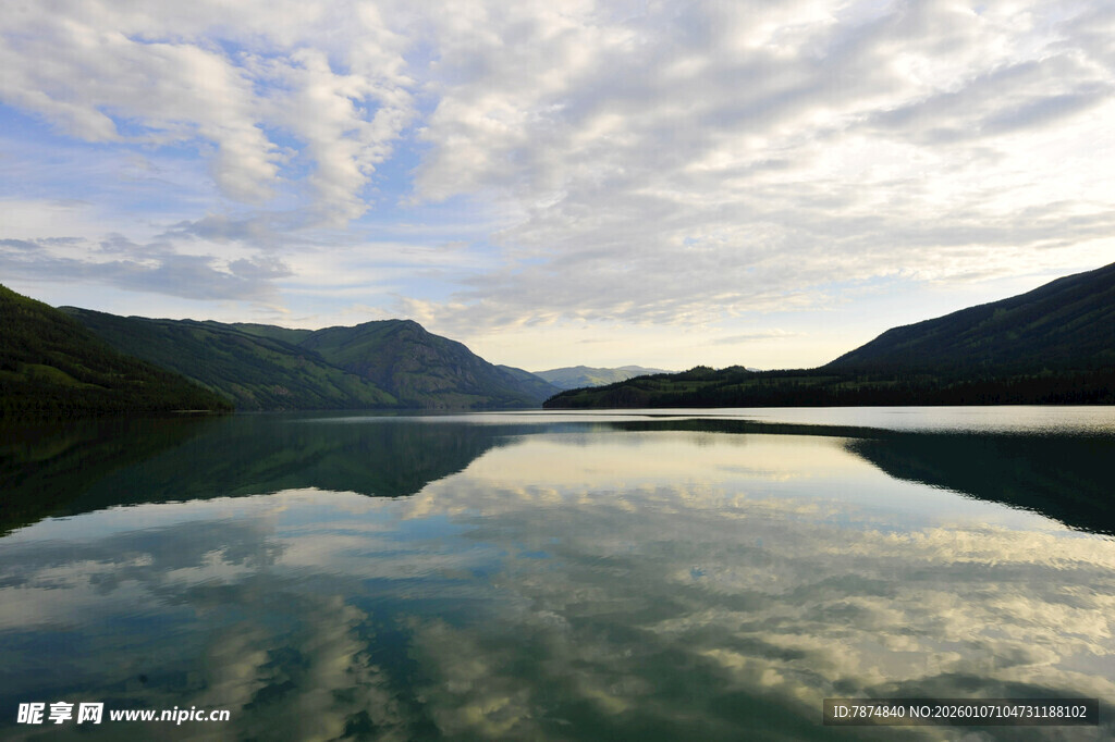 宁静湖水映蓝天白云山峦