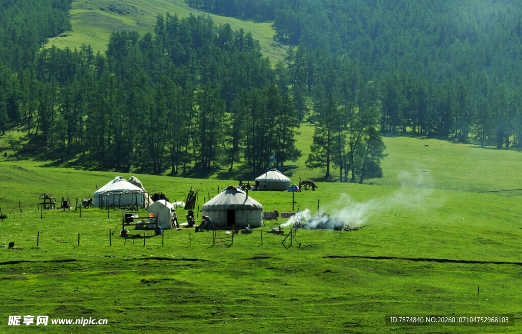 草原上的蒙古包与袅袅炊烟